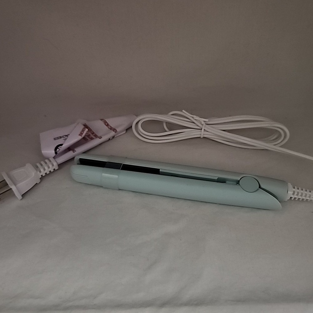 Vivitar‎ Mini Flat Iron ESS2-ST-TA Light Blue Mint Travel Hair Straightener 7in